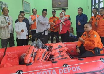 Yuni Serahkan Bantuan Penanggulangan Banjir ke LPBI NU Depok