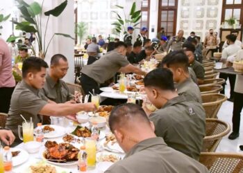 Ketika Presiden Jokowi dan Ibu Iriana Ajak Para Pengawal Makan Bersama
