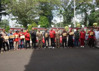 Anggota DPR RI, Mayjen TNI Purn Dr. TB Hasannudin Berikan Bantuan 30 Gerobak UMKM untuk Warga Subang