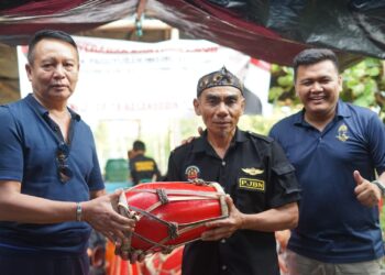 Rawat Seni dan Budaya, TB Hasanuddin Serahkan Bantuan Kendang Pencak