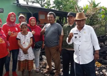 Semangat Gotong Royong, Kader PDI Perjuangan Karawang Bantu Korban Kebakaran