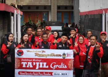 Bacaleg dan Kader PDI Perjuangan Kota Cimahi Semangat Bagikan 333 Takjil Kepada Masyarakat