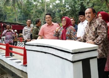 Anggota DPRD Jabar Dra. Hj. Ijah Hartini Hadiri Peresmian Jembatan Pamuntuan Pangandaran