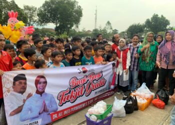 Ngabuburit di Sumedang, Ineu Purwadewi Sundari Bagikan Takjil dan Kunjungi Bazzar Ramadhan UMKM