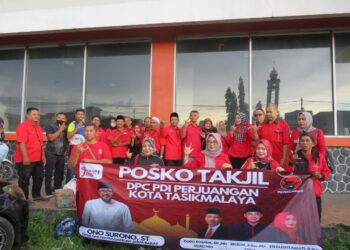 Solid, Kader DPC PDI Perjuangan berbagi Takjil di Bulan Ramadhan