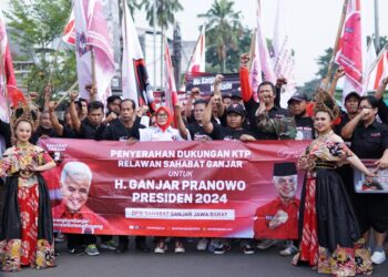 Dukung Ganjar Pranowo, Relawan Bawa Ribuan KTP ke PDI Perjuangan Jabar