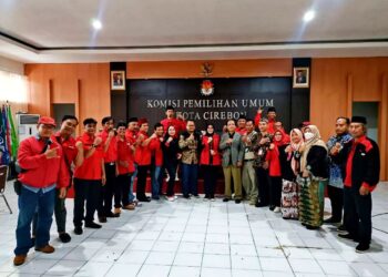 PDI Perjuangan Kota Cirebon Serahkan Daftar Bacaleg ke KPU