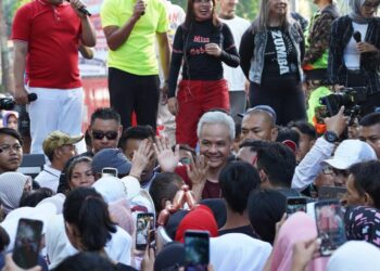 Ganjar Pranowo Sapa Warga Bandung di Gasibu