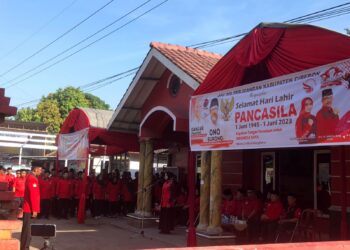 Peringati Hari Lahir Pancasila, DPC PDI Perjuangan Kabupaten Cirebon Adakan Upacara Bendera