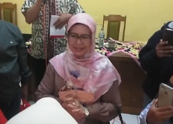 DPRD Jabar Hj Elin Suharliah Soroti Sekolah di KBB Tak Ada Meja dan Kursi Puluhan Siswa Belajar Dilantai