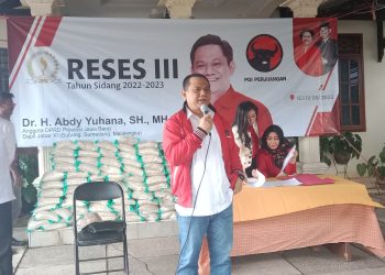 Abdy Yuhana Bagikan Bantuan Beras untuk Warga Tonjong Majalengka