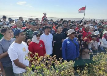 PDI Perjuangan Kota Cirebon Ikut Bebersih Sampah di Pantai Kesenden