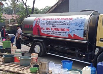 Dampak Kekeringan, Hj. Iis Turniasih Salurkan Air Bersih Kepada Masyarakat Desa Pamoyanan Kabupaten Purwakarta