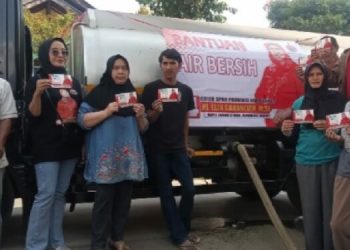 Alami Kekeringan, DPRD Jabar Hj Elin Suharliah Salurkan Air Bersih Ke Desa Kertawangi KBB