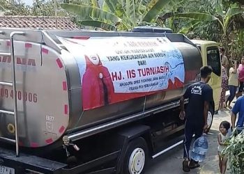 Dampak Kekeringan, Anggota DPRD Iis Turniasih Kembali Droping Air Bersih