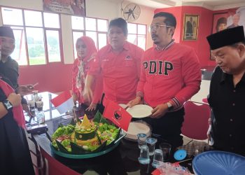 Potong Tumpeng di HUT PDI Perjuangan ke-51, Ini Harapan Ketua DPC PDI Perjuangan Karawang