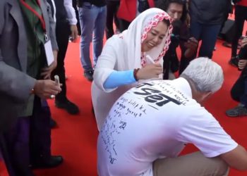 Dari Mulai Guru Ngaji, Sampai Tokoh Nasional Tulis Harapan di Baju Ganjar Pranowo dalam Acara “Hajatan Rakyat” di Cirebon