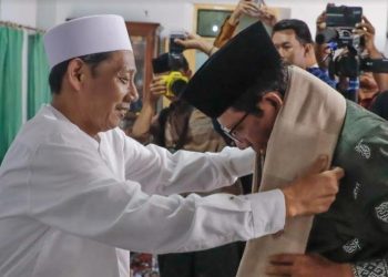 Dihadiahkan Sorban, Mahfud MD Diterima Jadi Keluarga Besar Ponpes Babakan Ciwaringin Cirebon