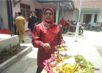 Hj Elin Suharliah Potong Tumpeng Rayakan HUT KE 77 Hj Megawati Soekarnoputri