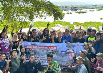 Ono Surono dan Jaringan Gondrong Bersihkan Eceng di Waduk Citarum