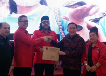 Gelar Rakercab, PDI Perjuangan Serahkan Surat Tugas Untuk Dr Rayendra Sebagai Bakal Cawalkot Bogor 2024