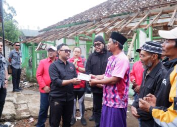 DPD PDI Perjuangan Jawa Barat dan Ronal Surapradja Sambangi Lokasi Terdampak Gempa Kabupaten Bandung