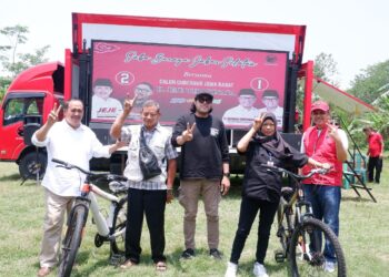 Cagub Jeje Wiradinata Dialog Dengan Ratusan Relawan di Pesisir Pantai Selatan Cianjur
