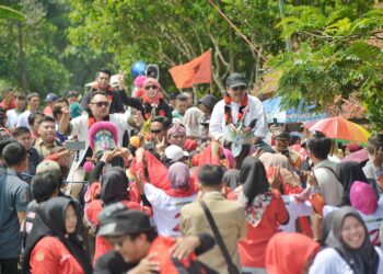 Bertemu Ribuan Warga di Desa Kertaharja Sumedang, Jeje-Ronal Disambut Meriah hingga Naik Kuda Renggong