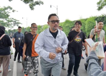 Lari Santai Sambil Sapa Warga, Ronal Surapradja Ramaikan Kiara Artha