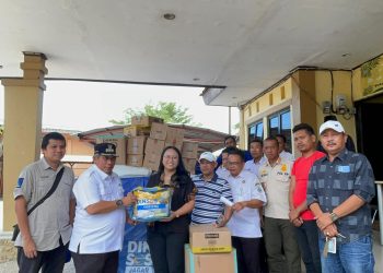 Christin Novalia Salurkan Bantuan untuk Warga Terdampak Banjir Rob di Muara Gembong