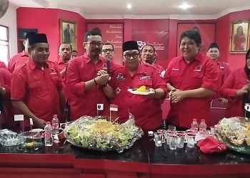 HUT Ke-52 PDI Perjuangan, Banteng Karawang Bagikan 52 Nasi Tumpeng