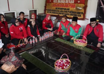 Rangkaian HUT ke-52, PDI Perjuangan Jawa Barat Ziarah ke Makam Ki Marhaen