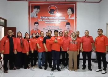 DPC PDI Perjuangan Kabupaten Kuningan Bagikan Ribuan Paket Lebaran ke Kader-kader Banteng