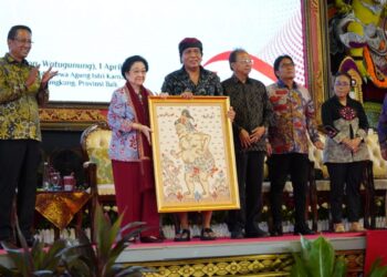 Megawati Soekarnoputri Serahkan HKI di Klungkung